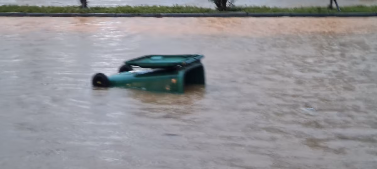 Đường phố biến thành sông sau đợt mưa kéo dài.