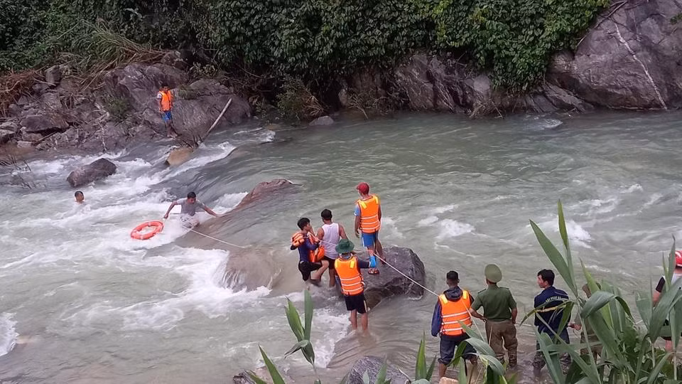 Đội hình người nhái, giăng dây đi dọc dòng suối tìm kiếm nạn nhân.