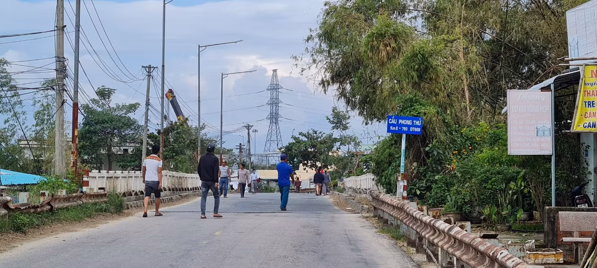 Vụ tai nạn xảy ra khi 2 xe đi qua cầu Phong Thử.