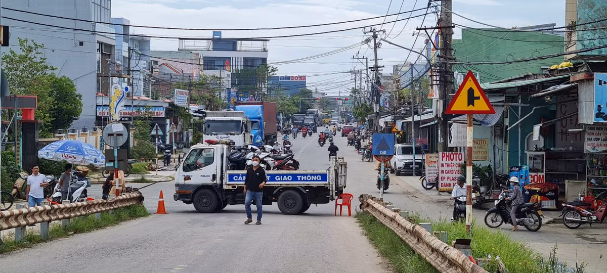 Lực lượng cảnh sát giao thông thực hiện chốt chặn ở hai đầu cầu.