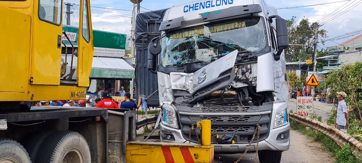 Đến 10 giờ sáng 4/10, lực lượng chức năng vẫn đang khẩn trương thực hiện công tác cứu hộ, cứu nạn phương tiện trong vụ tai nạn.