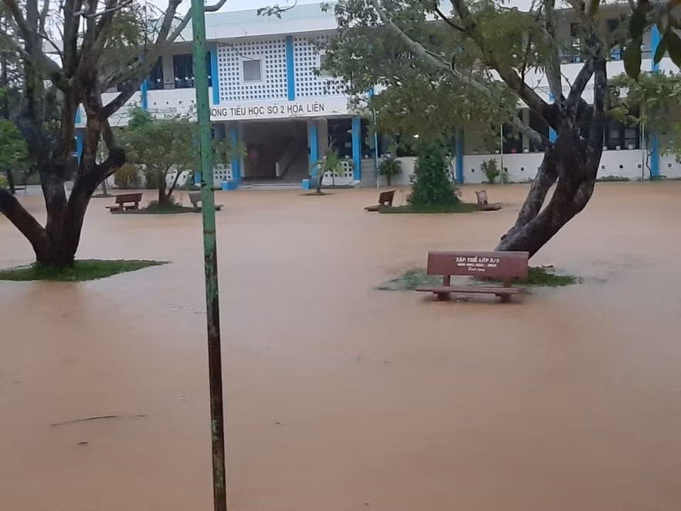 Nhiều trường học trên địa bàn huyện Hòa Vang đã cho học sinh nghỉ học vì ngập nước.
