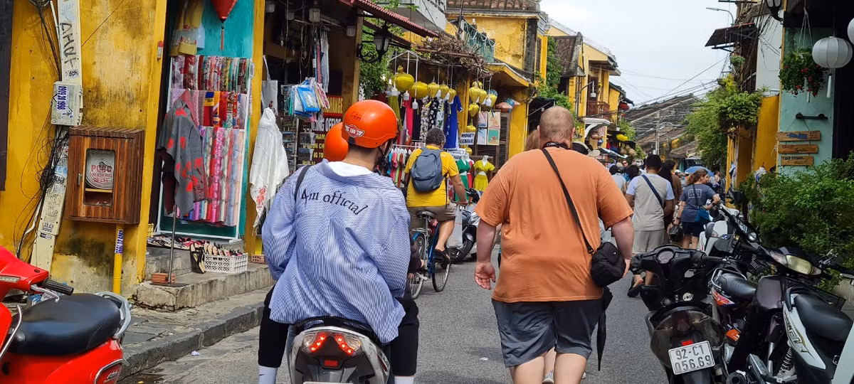 Những nơi chưa ngập vẫn nhộn nhịp bước chân du khách.