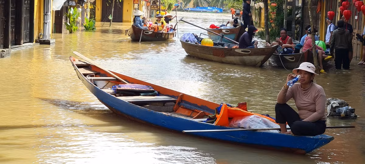 Thuyền đang đợi khách giữa lòng phố cổ.