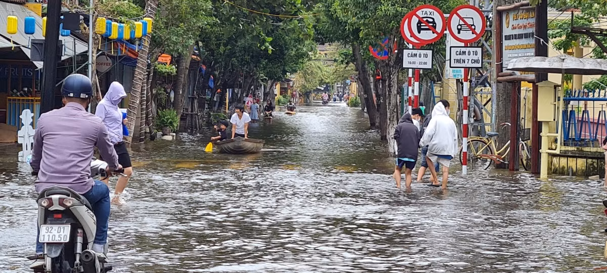 Các bé thích thú lội bộ giữa dòng nước.
