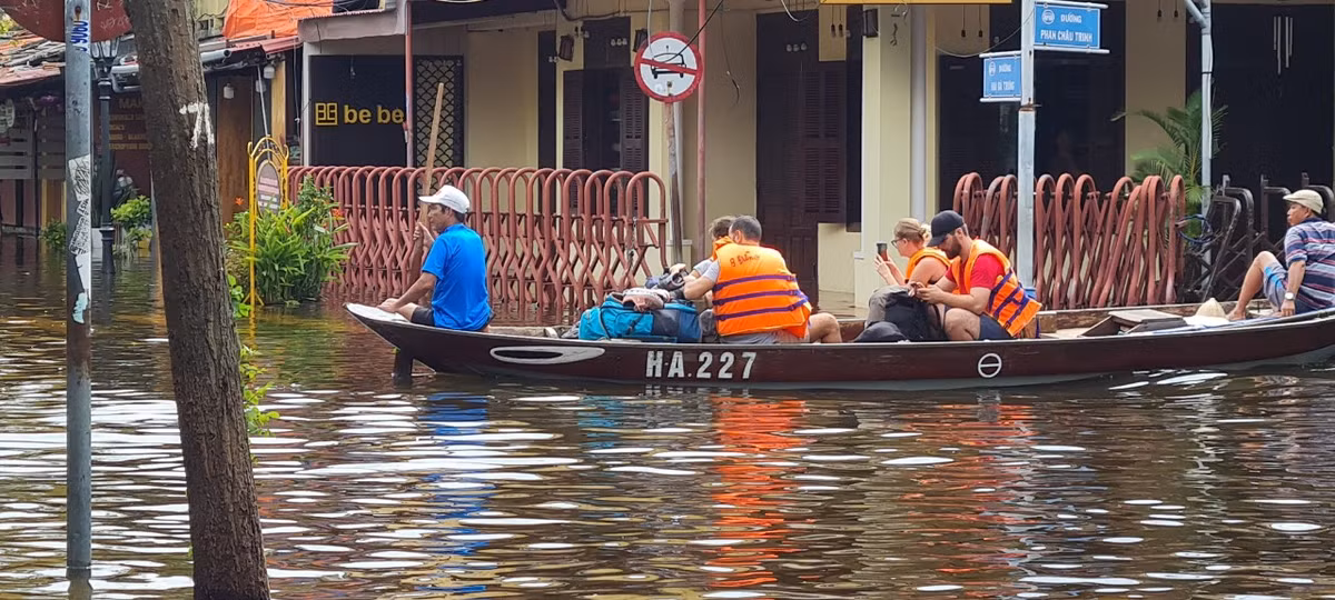 Khách du lịch di chuyền bằng thuyền, mang cả áo phao.