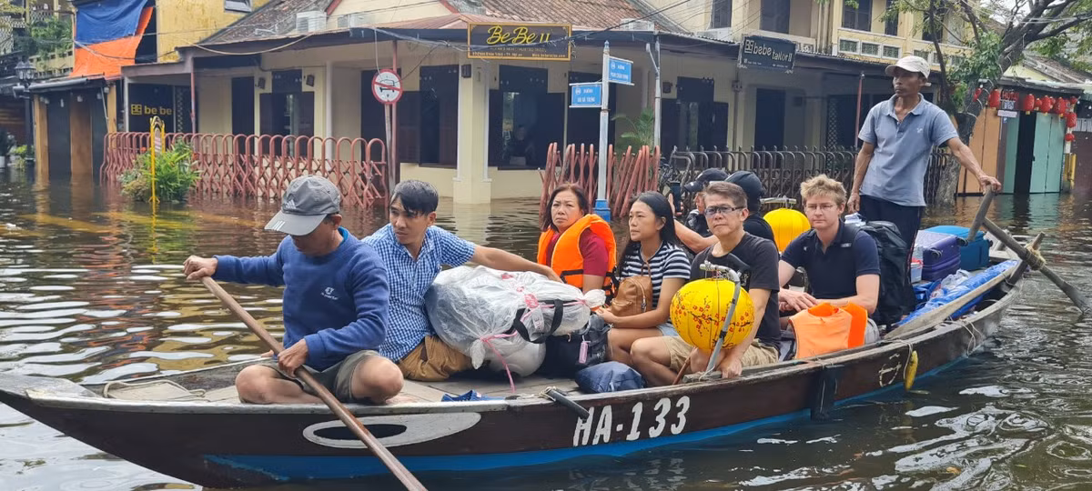 Không chỉ người dân, cả du khách đến Hội An những ngày này cũng phải theo dõi sát sao tình hình mưa lũ.