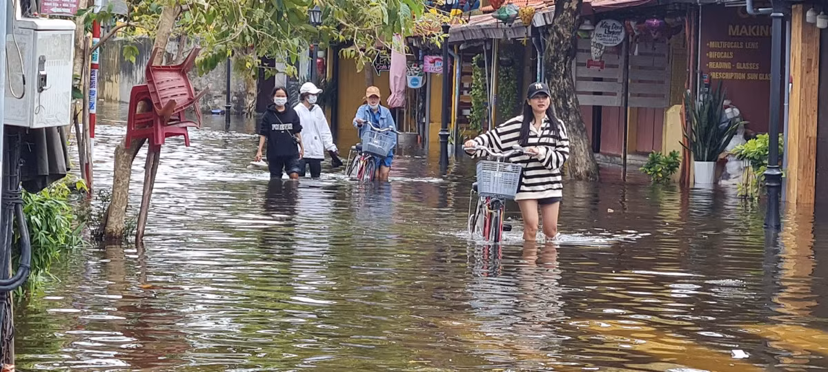 Xe đạp chỉ để dắt bộ khi nước đã lên đến gối.