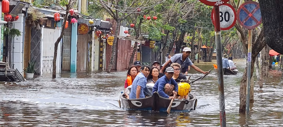 Nhiều khách du lịch phải di chuyển chỗ ở khi lũ lên.