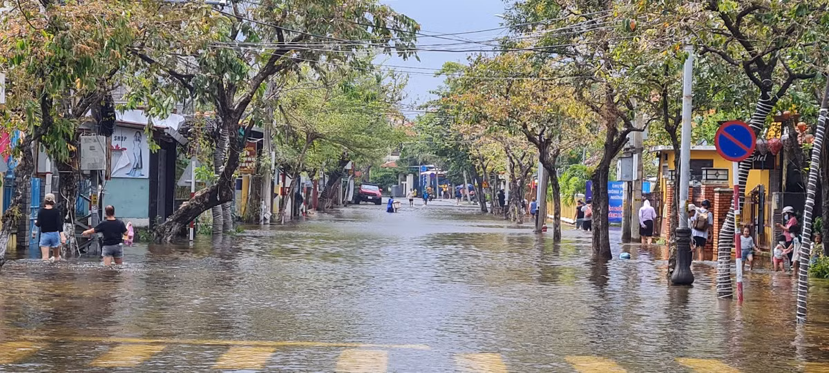 Nước ngập cả những tuyến đường lớn khiến việc di chuyển rất khó khăn.