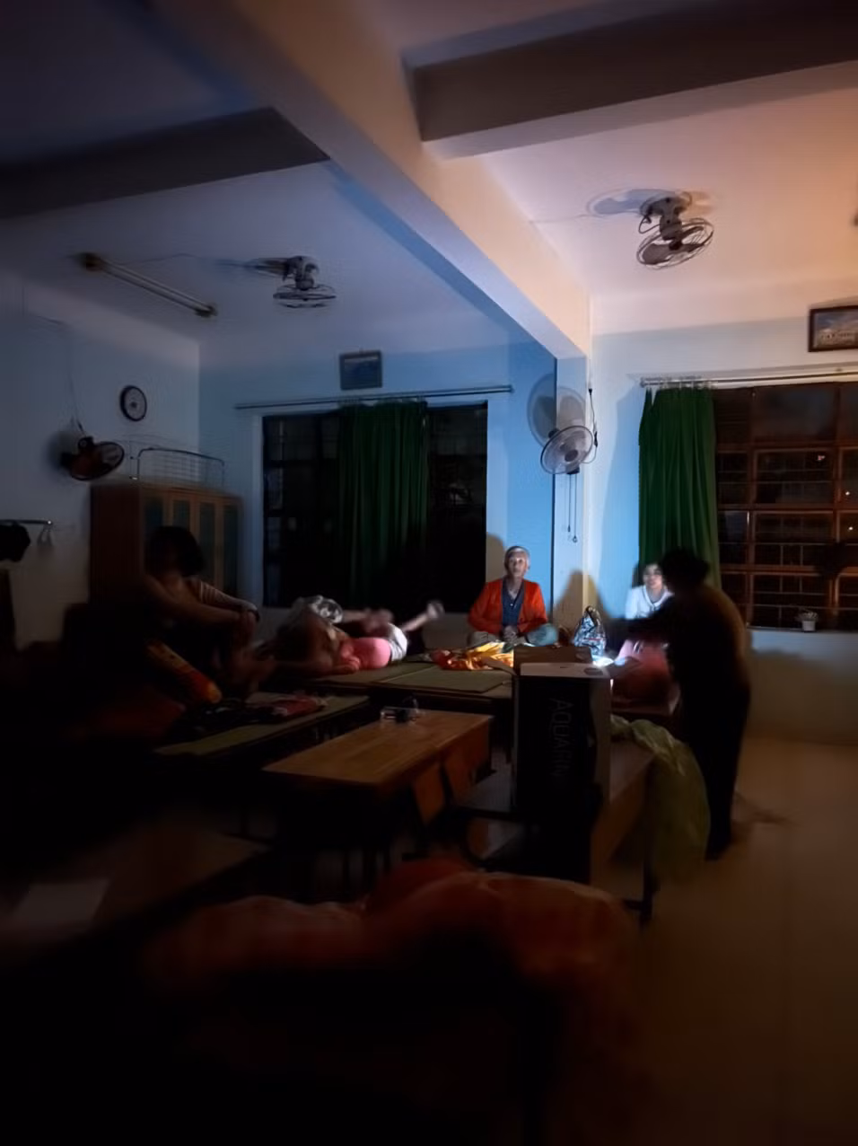 Sơ tán người dân vùng trũng thấp đến nơi an toàn.