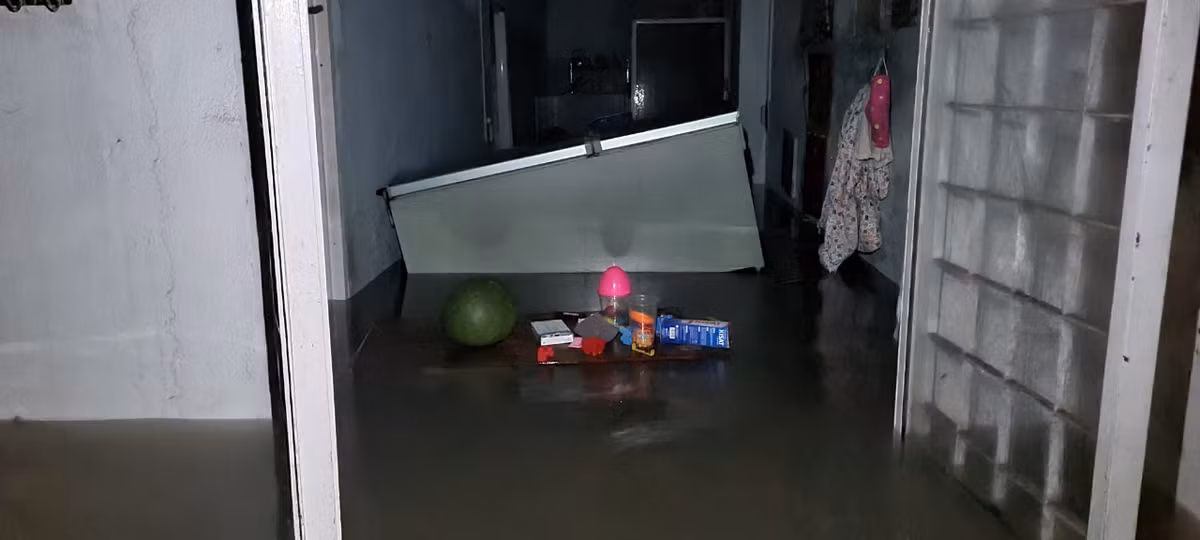 Toàn cảnh Đà Nẵng ngập lụt chưa từng thấy, dân không kịp trở tay - Hình 2 Toan canh Da Nang ngap lut chua tung thay, dan khong kip tro tay-Hinh-2