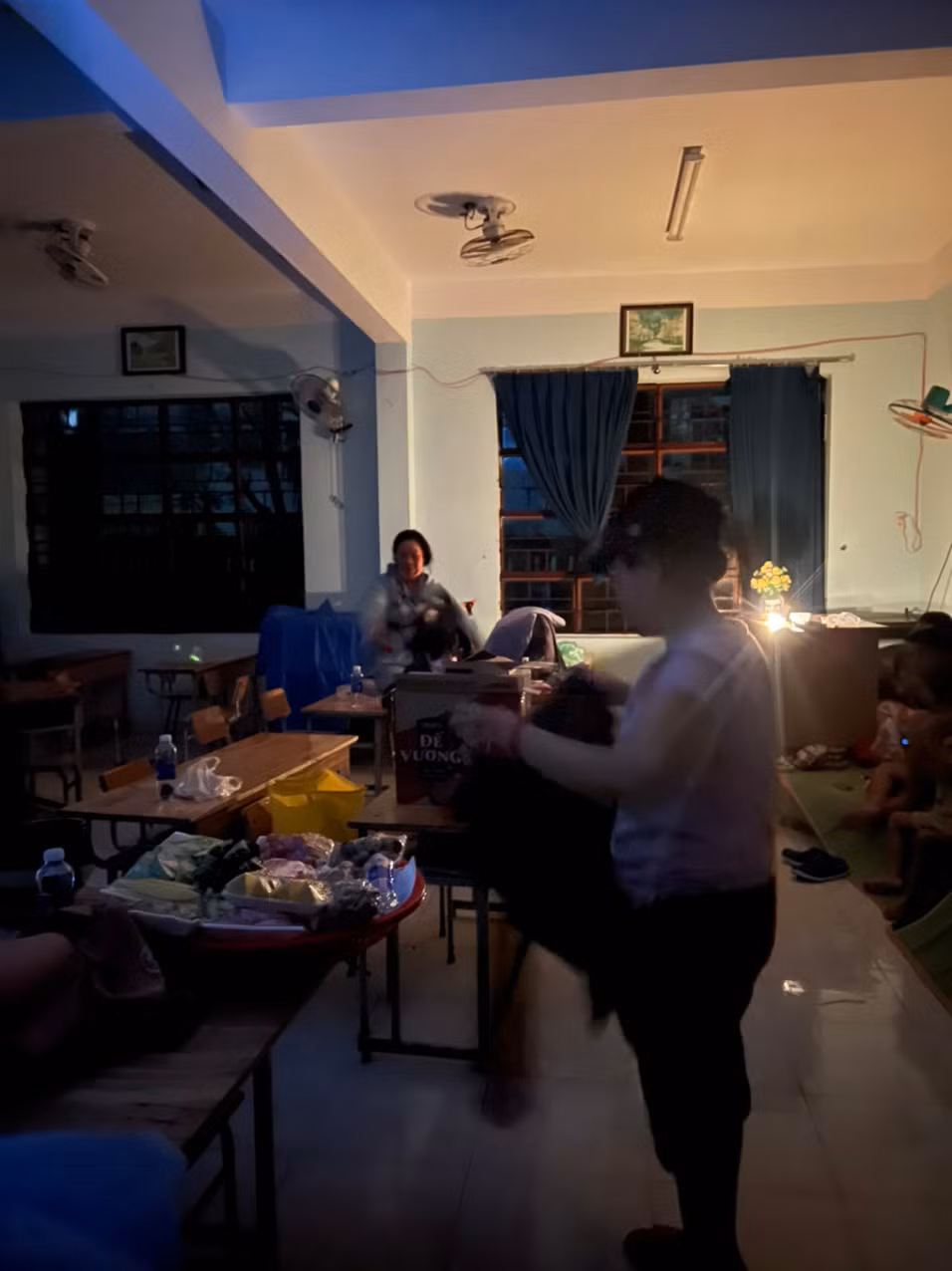 Khung cảnh tại điểm sơ tán dân, kỷ niệm khó quên với nhiều người Đà Nẵng tối 14/10.