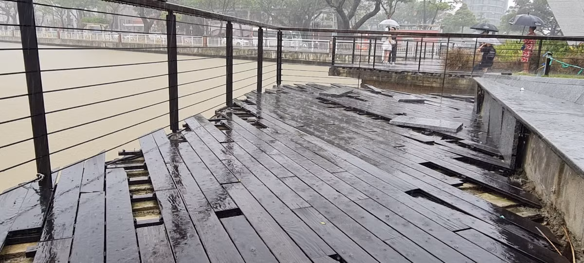 Tuy nhiên, dù đã bắt đầu xuống cấp, công trình độc đáo này vẫn thu hút nhiều bạn trẻ đến check in mỗi ngày.