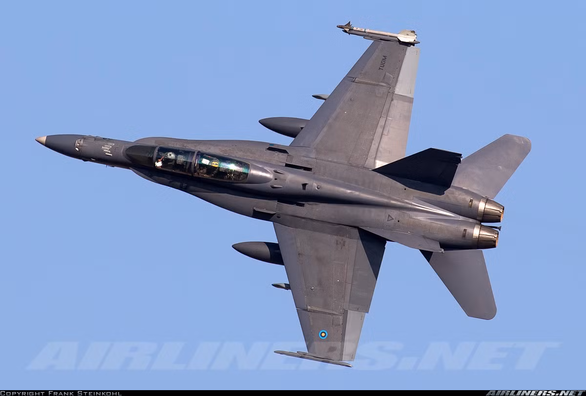F/A-18D trang bị cặp động cơ turbofan có đốt tăng lực F404-GE-402 cung cấp tốc độ tối đa tới 1.915km/h ở độ cao 12.000m, trần bay 15.000m, tốc độ leo cao 250m/s, tầm bay chiến đấu 741km. Nguồn ảnh: Airlines.net