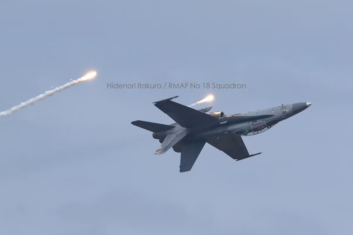 Trong ảnh, F/A-18D của Malaysia bắn pháo sáng gây nhiễu tên lửa hồng ngoại. Nguồn ảnh: RMAF no18 Squardon