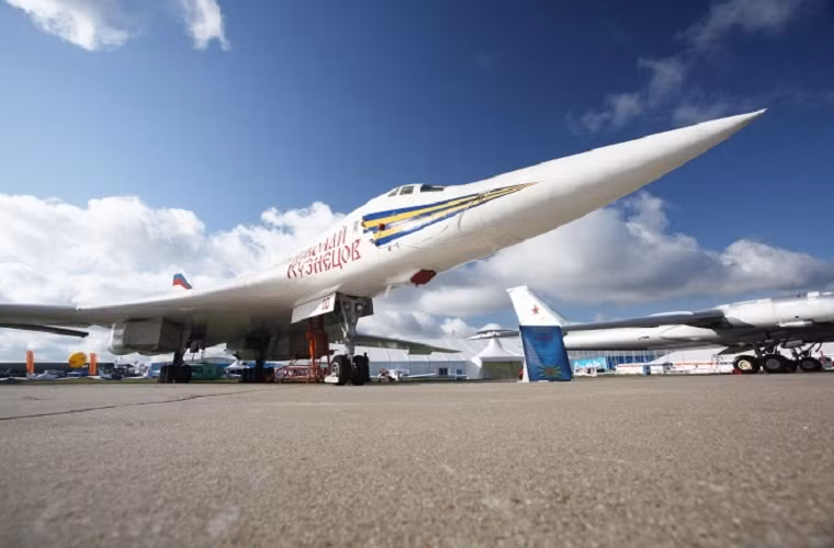 Còn mẫu máy bay ném bom Tu-160, được xem như là cánh chim đầu đàn của lực lượng Không quân chiến lược tầm xa Nga.