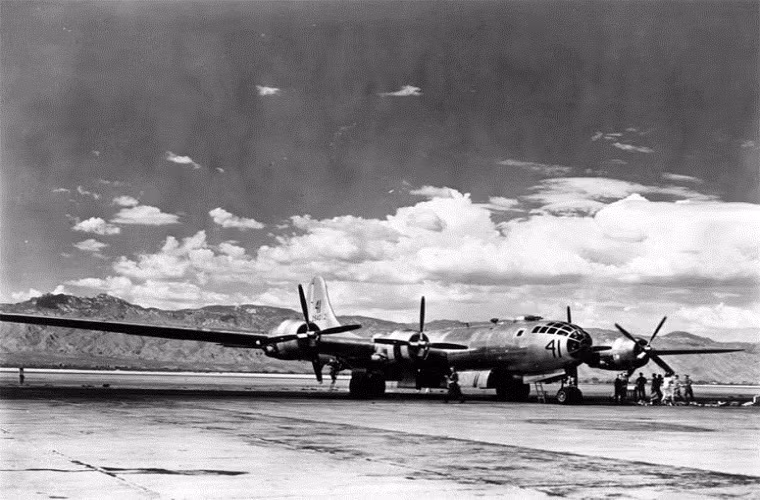 Trong ảnh là oanh tạc cơ tầm xa chiến lược Tupolev Tu-4, được Không quân Liên Xô sử dụng trong giai đoạn từ cuối những năm 1940 đến giữa những năm 1960. Nó được xem như là một bản sao của mẫu máy bay ném bom hạng nặng Boeing B-29 của Mỹ.