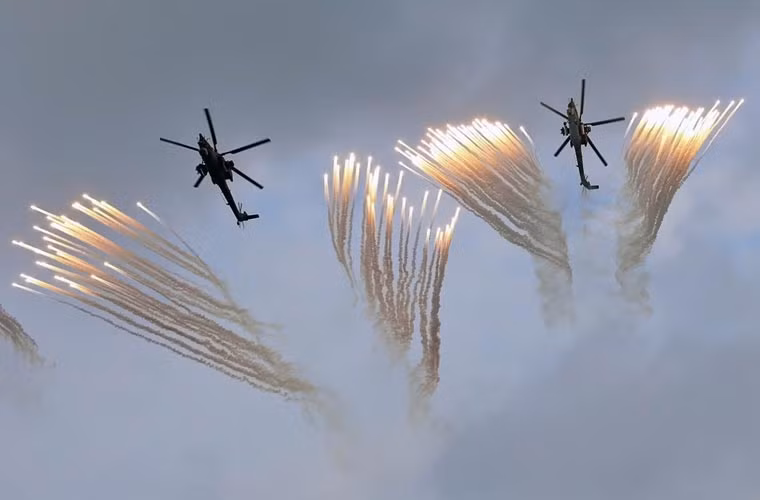 Hai chiếc trực thăng tấn công Mi-28N đang thả pháo sáng tuyệt đẹp.