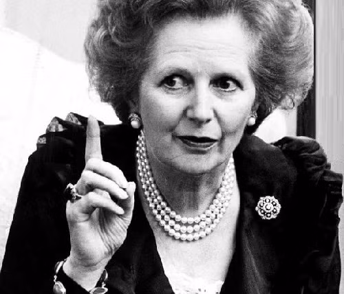 Trang sức ngọc trai là phụ kiện ưa thích của cố Thủ tướng Anh - Margaret Thatcher: từ vòng cổ, vòng đeo tay, nhẫn cho tới bông tai.
