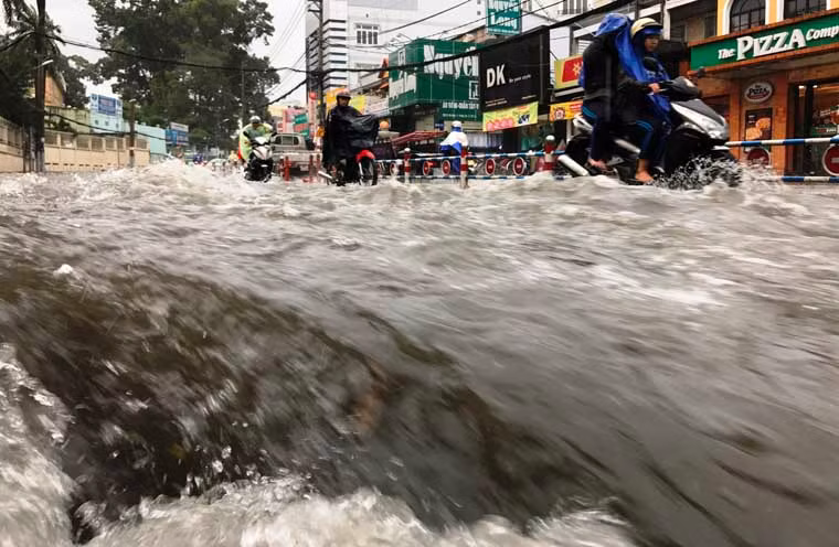 Trước đó, từ khoảng 15h cùng ngày, hầu hết khắp các quận huyện ở TP HCM đều có mưa, nhiều nơi có mưa rất lớn kèm dông gió khủng khiếp.