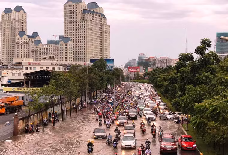 Đường Nguyễn Hữu Cảnh (hướng từ trung tâm TP HCM ra cầu Sài Gòn), quận Bình Thạnh ngập nặng hơn nửa mét.