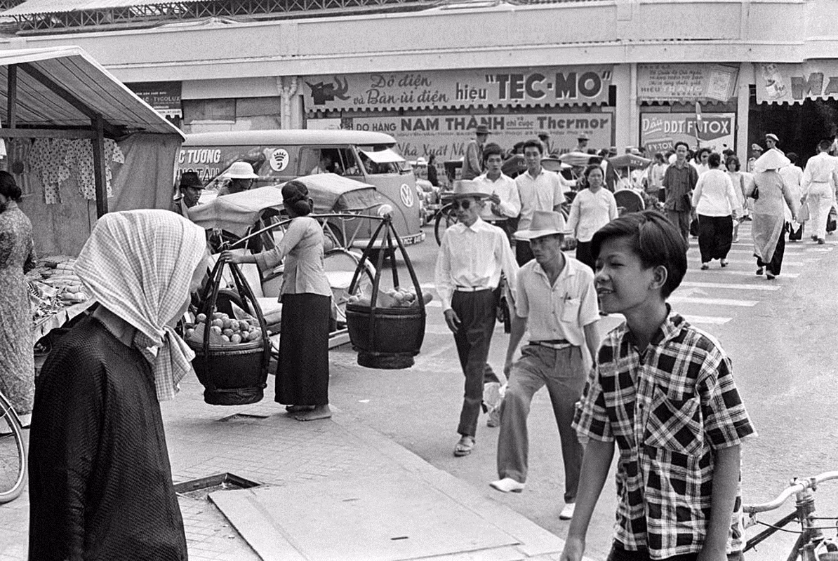 Hàng rong bên ngoài chợ Bến Thành. Ảnh: Getty.