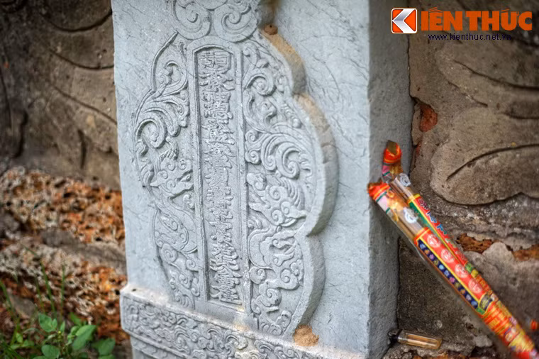 Bài vị được chạm khắc rất tinh xảo.