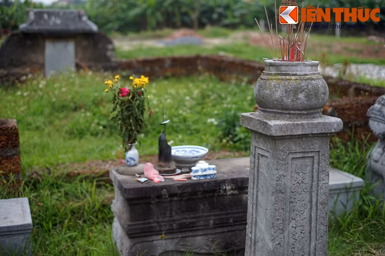 Cây hương trước hương án.
