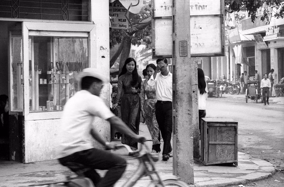 Thiếu nữ áo dài trên vỉa hè ngã tư Độc Lập - Nhà Thờ. Ảnh: Kennk Flickr