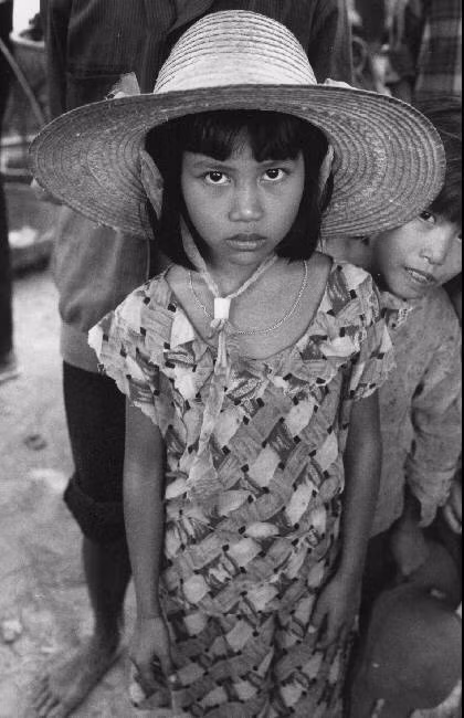 Chân dung một "thôn nữ" nhỏ tuổi. Ảnh: Ferdinando Scianna/ Magnumphotos.com.