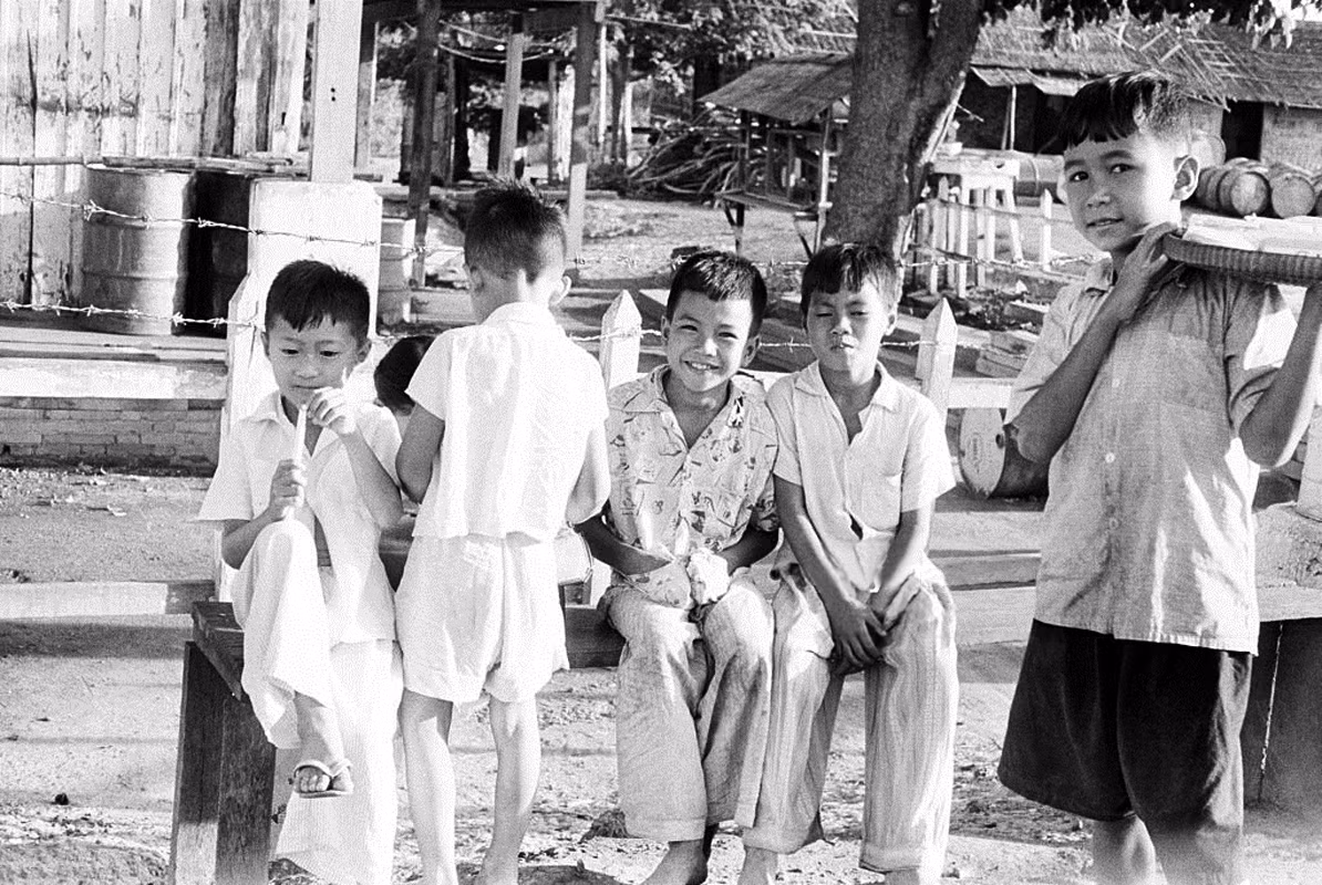 Chú bé bán rong và bạn bè. Ảnh: Getty.