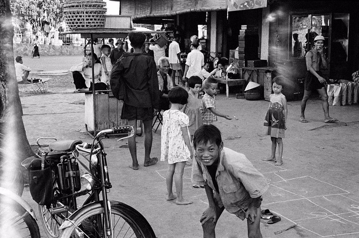 Chơi ô ăn quan trên vỉa hè. Ảnh: Getty.