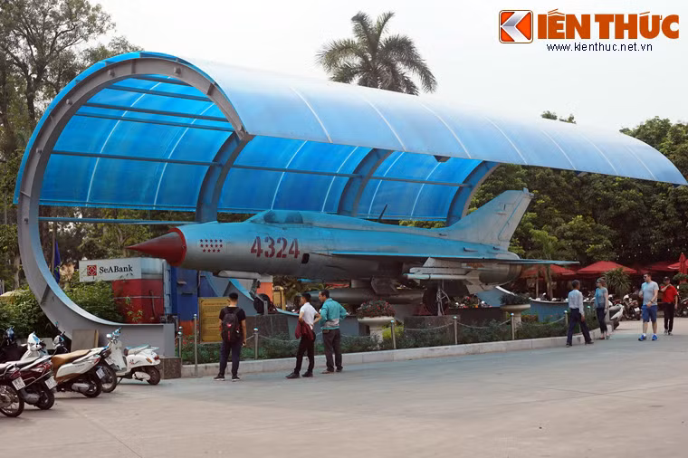 Trong suốt cuộc chiến, MiG-21 đã giúp Không quân Nhân dân Việt Nam bắn hạ nhiều loại máy bay Mỹ, góp phần bảo vệ miền Bắc trước các cuộc ném bom phá hoại của lực lượng không quân hùng mạnh nhất thế giới. Ảnh: Máy bay MiG-21 số hiệu 4324 được trưng bày tại Bảo tàng Lịch sử Quân sự Việt Nam.