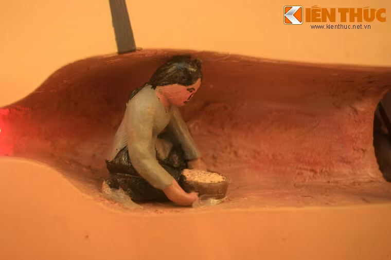 Do sự truy quét ngặt nghèo của kè thù, nhiều chiến sĩ cách mạng đã phải bám trụ nhiều ngày dưới lòng địa đạo trong điều kiện sống kham khổ.