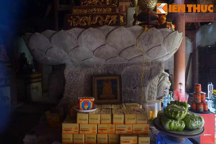 Để tạo hình Ông Sấm, người xưa đã dùng một tảng đá lớn và chạm, gọt ở hai đầu để tạo thành phần phía trước và phía sau của linh vật.
