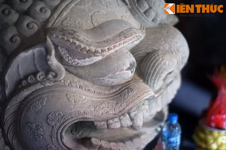 Những đường diềm mềm mại quanh mép, quanh má được trang trí những hoa văn rất tinh tế, nuột nà, mang tính điển hình của thời Lý...