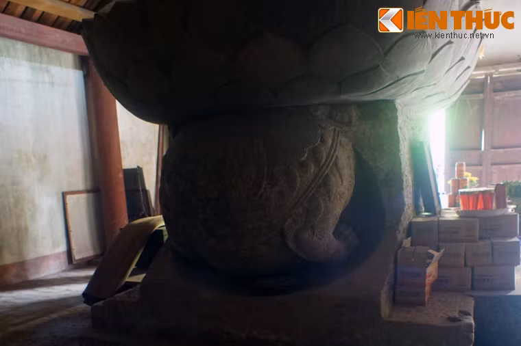 Phía sau Ông Sấm được thể hiện căng tròn với chiếc đuôi cuộn xoắn ốc, trang trí dày đặc hoa văn.