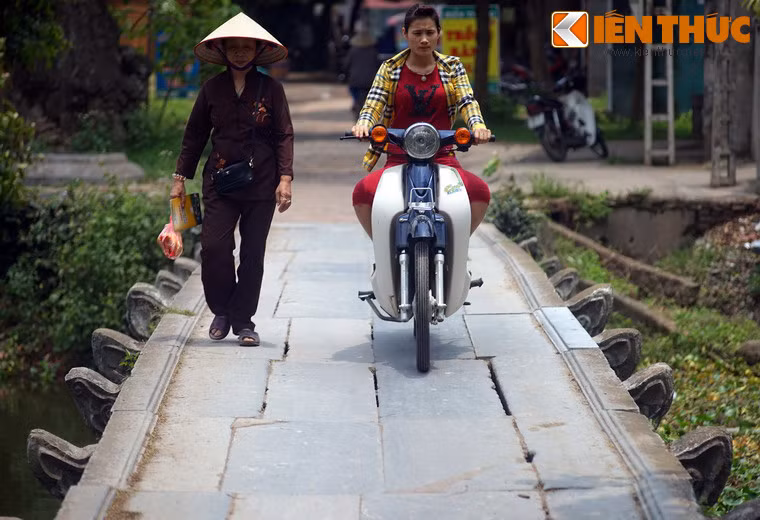 Ngày nay, hàng trăm lượt người cùng các phương tiện cơ giới vẫn qua cầu mỗi ngày.