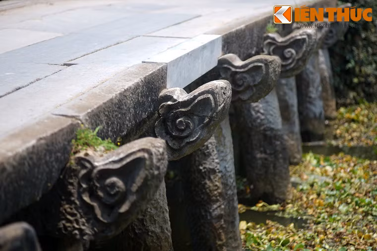 Các mỏm đá dầm cầu được chạm trổ vân mây khá tinh xảo.