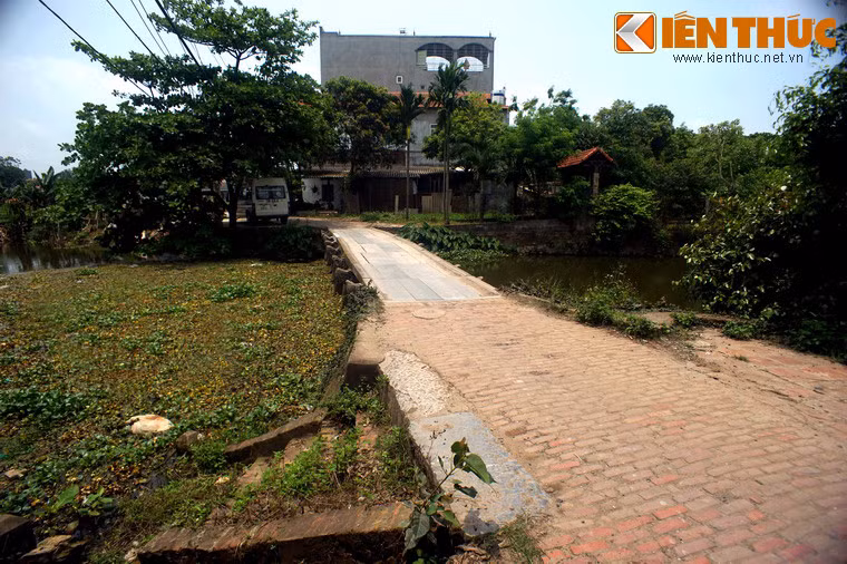 Không chỉ là một công trình giao thông, cây cầu đá cổ đã trở thành một điểm nhấn độc đáo mang lại sức hút đặc biệt cho không gian văn hóa thuần Việt của làng Nôm.
