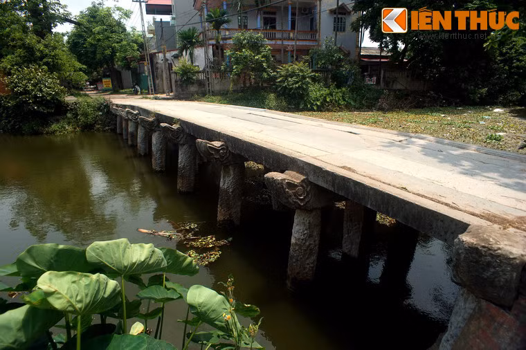 Chân cầu là những cột đá hình trụ, không đều nhau được đẽo thô để gác dầm cầu.