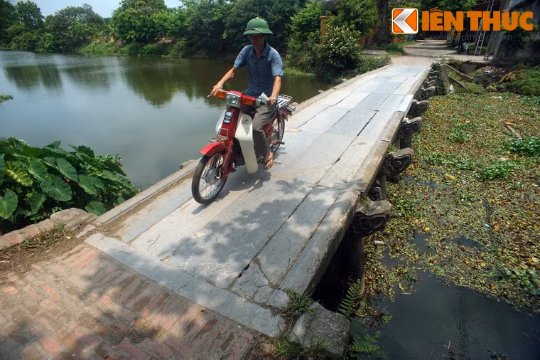 Vào thế kỷ 16, cây cầu này được làm bằng gỗ lim. Đến thời vưa Tự Đức, cầu được người dân làng Nôm xây lại hoàn toàn bằng đá xanh.