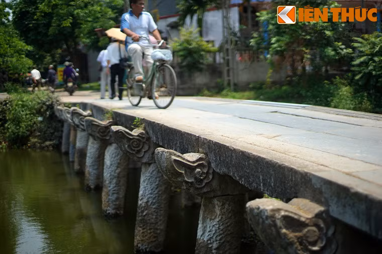 Nét đặc biệt trong cách xây dựng của cầu đá làng Nôm là mặt cầu, dầm cầu và chân cầu chỉ gác lên nhau chứ không có vật liệu liên kết như vôi vữa hay đinh ốc như những cây cầu hiện đại.