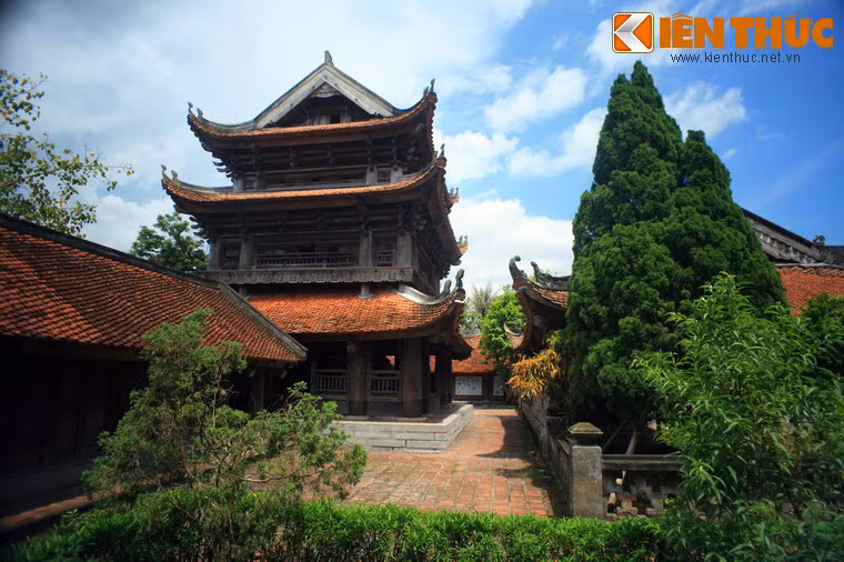 Phía sau khu thờ Thánh là gác chuông. Đây chính là công trình kiến trúc đặc sắc nhất của chùa Keo Thái Bình.
