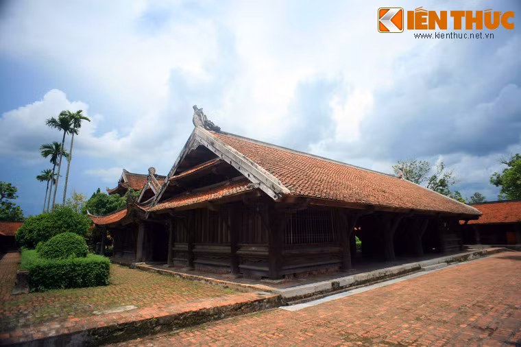 Sau tam quan nội là khu điện thờ Phật, gồm ba khu nhà nối vào nhau. Khu ngoài, gọi là chùa Hộ, khu giữa gọi là ống muống và khu trong là Phật điện.