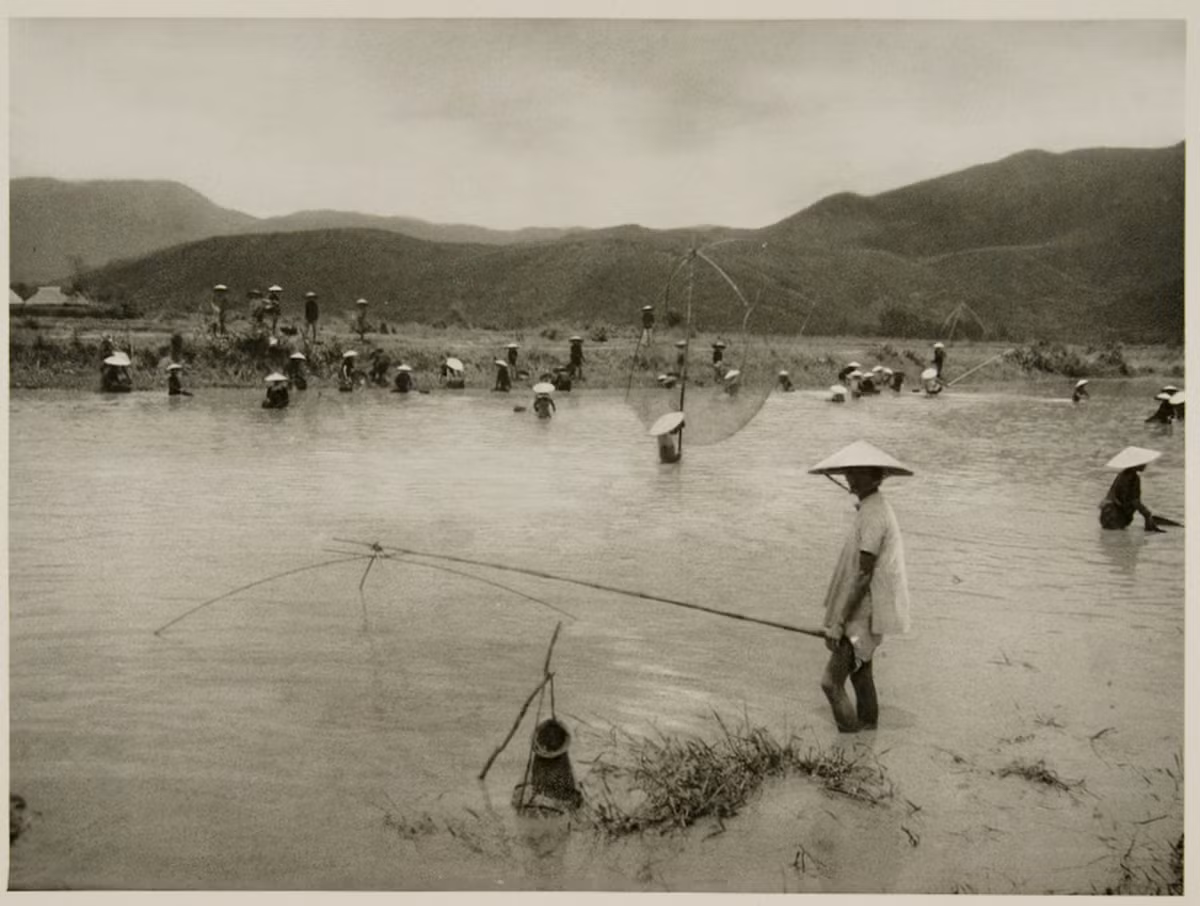 Nông dân xứ Bắc Kỳ kéo vó. Ảnh: Flickr.com