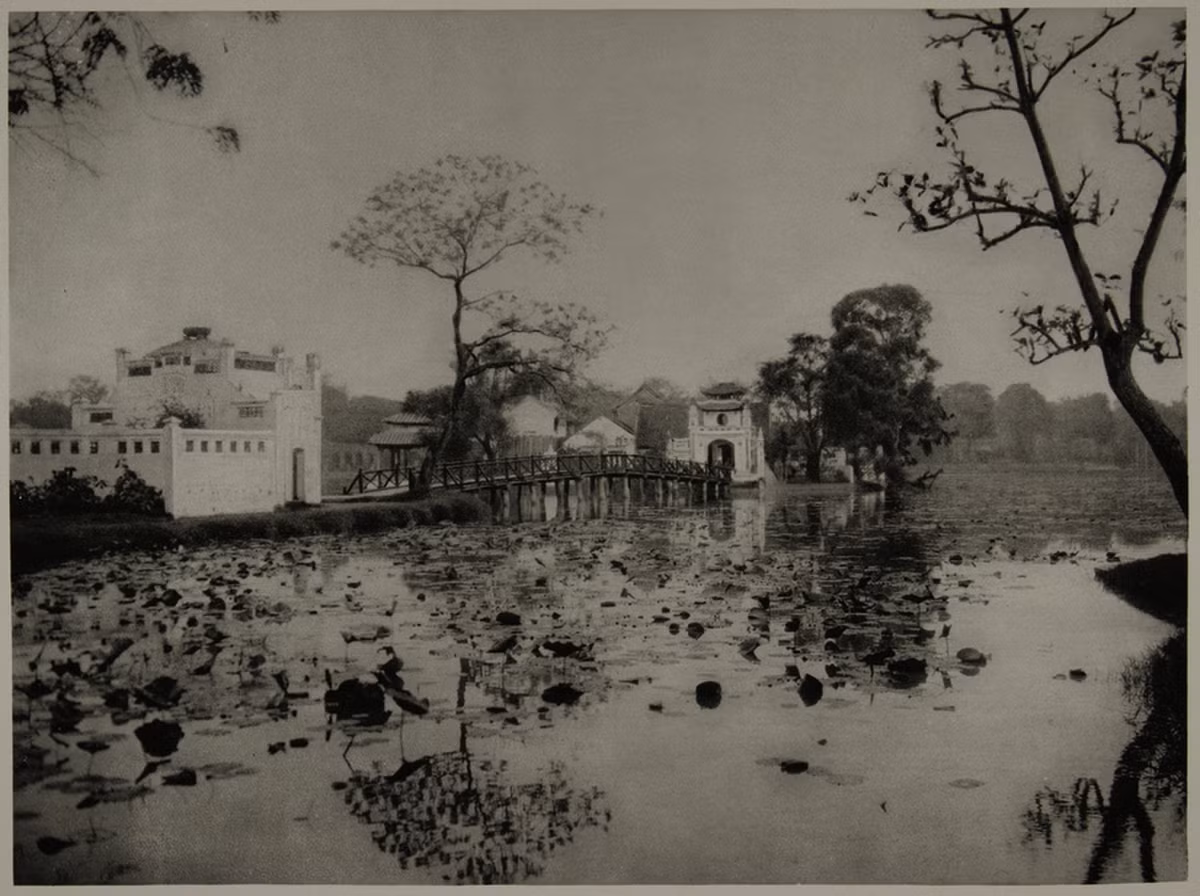 Cầu Thê Húc và đền Ngọc Sơn ở hồ Hoàn Kiếm, Hà Nội năm 1926. Ảnh: Flickr.com.