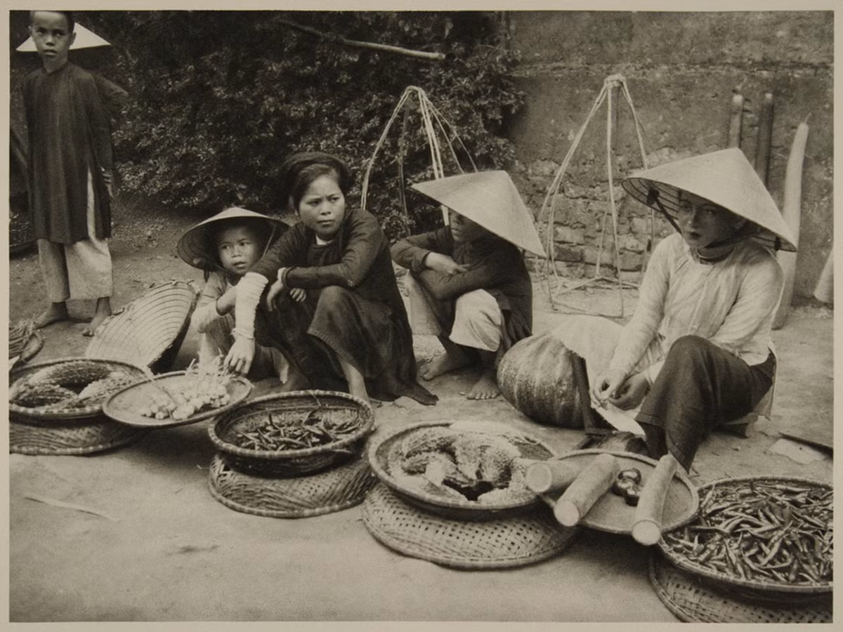 Những người phụ nữ bán nông sản ven đường ở Thừa Thiên - Huế. Ảnh: Flickr.com.