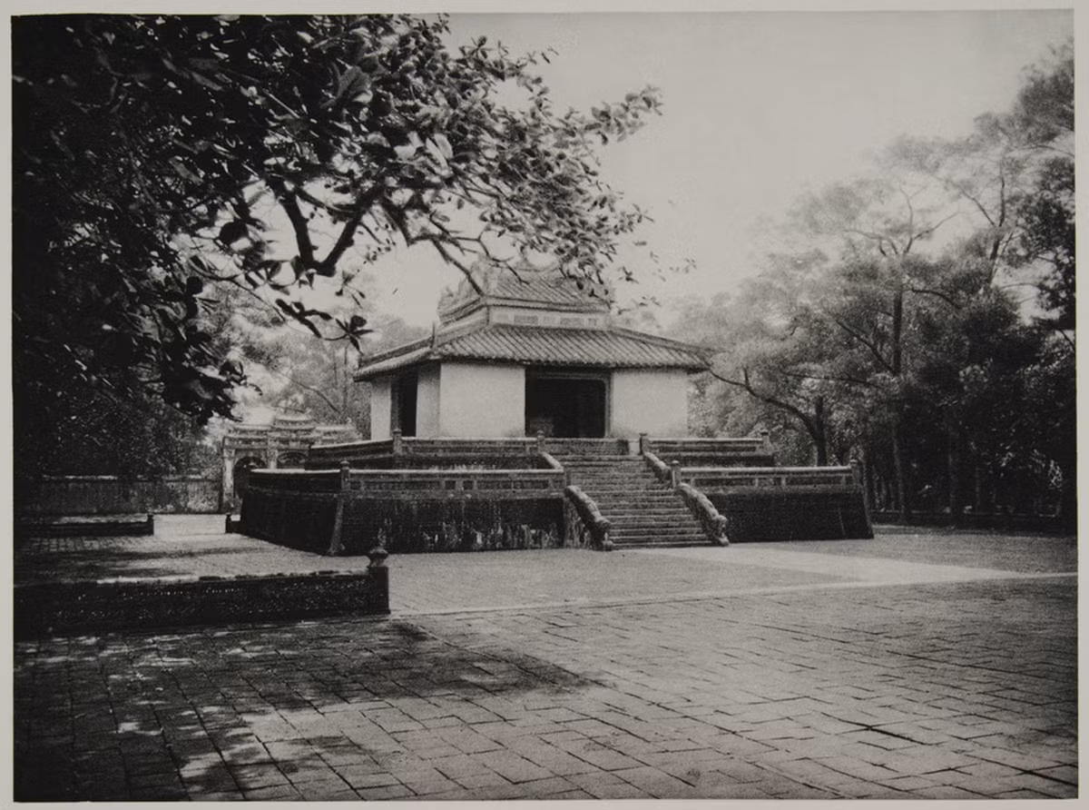 Nhà bia ở lăng vua Minh Mạng, Huế, Việt Nam năm 1926. Ảnh: Flickr.com.